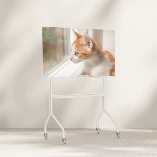¿§Áö¿ù, 1ÀÎ °¡±¸ ¿©¼º °Ü³ÉÇÑ °¨¼º Ƽºñ°ÅÄ¡´ë `EdgeQ Moving Stand` Ãâ½Ã ¿§Áö¿ù, 1ÀÎ °¡±¸ ¿©¼º °Ü³ÉÇÑ °¨¼º Ƽºñ°ÅÄ¡´ë `EdgeQ Moving Stand` Ãâ½Ã